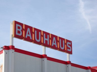 Mavi gökyüzüne karşı Bauhaus mağaza logosu