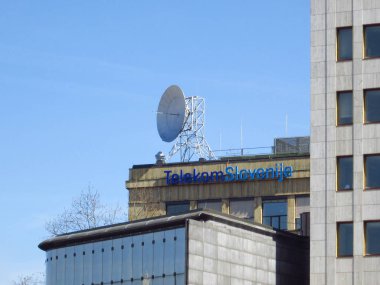 Mavi gökyüzüne karşı Telekom slovenije logosu