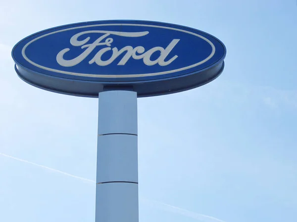 Ford logo in the blue sky — Stock Photo, Image