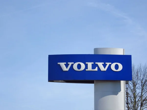 Volvo logo with blue sky above — Stock Photo, Image
