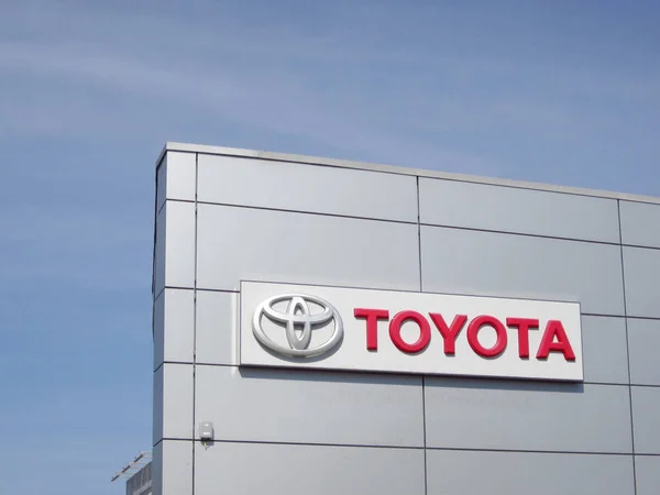Toyota motor sign logo with blue sky — Stock Photo, Image