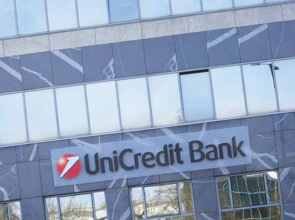 Bir binada Unicredit banka işareti — Stok fotoğraf
