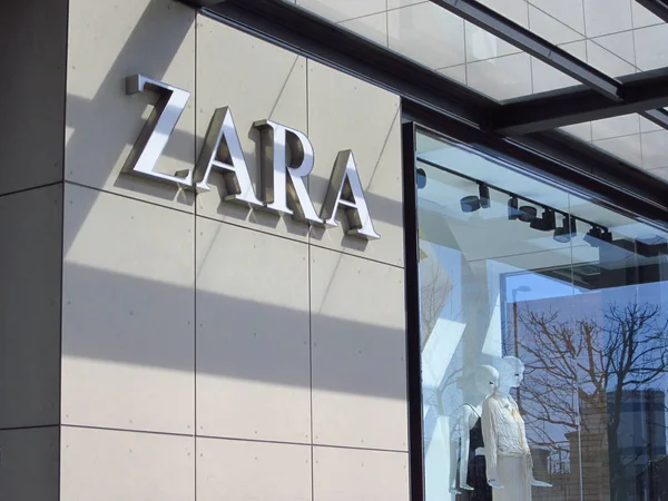 Zara store logo on a building — Stock Photo, Image