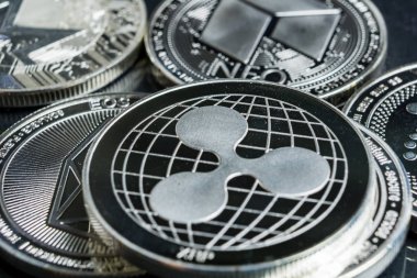 Ripple kripto para fiziksel sikke diğer kripto altcoins çeşitli ile çevrili.