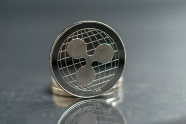Dalgalanma. xrp Crypto para gümüş sikke, arka planda izole ripple sikke Makro çekim, Blockchain teknolojisi kesip,