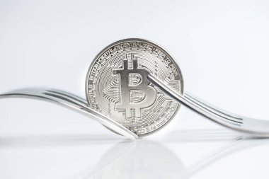 Bitcoin cryptocurreny sikke yansıma ile çatal lar arasında yerleştirilir, sert çatal
