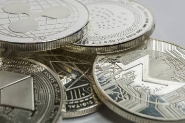 Blockchain kripto para birimi fiziksel paralar diğer kripto altcoins çeşitli ile çevrili.