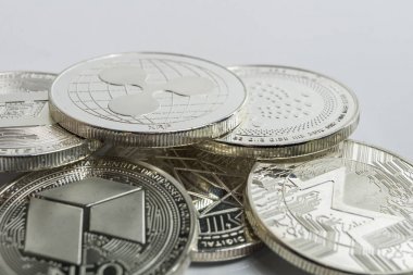 Blockchain kripto para birimi fiziksel paralar diğer kripto altcoins çeşitli ile çevrili.
