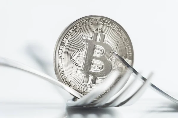 Bitcoin Kryptowährungen Münze zwischen Gabeln mit Reflexion platziert, harte Gabel — Stockfoto