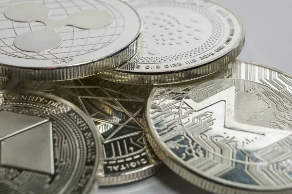 Blockchain Kryptowährung physische Münzen mit einer Vielzahl von anderen Krypto-Altcoins umgeben. — Stockfoto