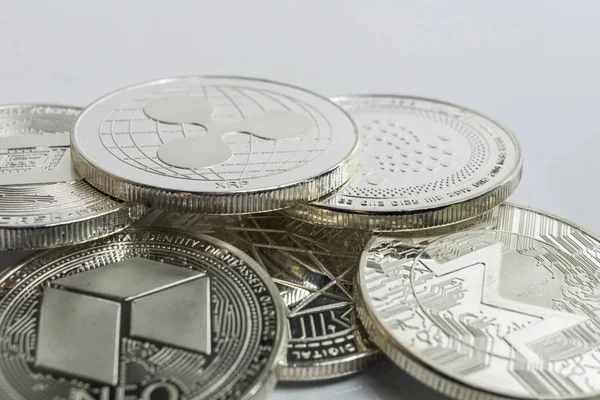 Blockchain kryptovaluta fysiska mynt omgiven av olika andra krypto altcoins. — Stockfoto