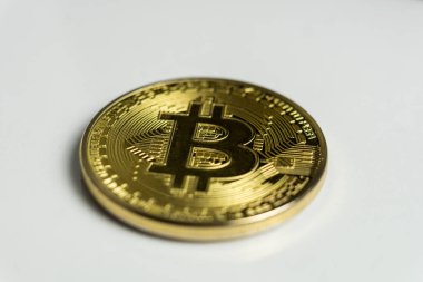 Beyaz arka plan üzerinde izole Kripto Döviz altın bitcoin yüzü. Sanal uluslararası para birimi ve Internet üzerinden iş kavramı.