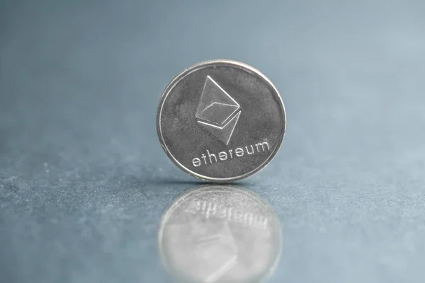 Moneda de plata Etereum, Blockchain concepto de criptomoneda, noticias Etereum — Foto de Stock