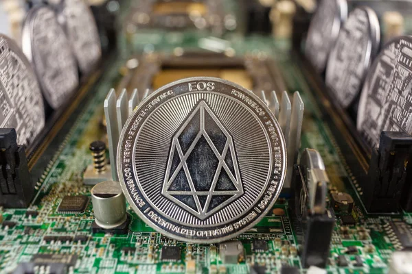 EOS moneda en un circuito de tecnología — Foto de Stock