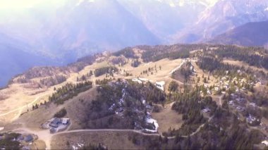 Geri çek incik dolu güzel Velika planina, küçük evler ve dağlar geri. Hava kamerası çekimi. Manzara panorama güneşli bir gün. Slovenya