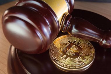 Bitcoin sikke ve tokyarım bir masada.