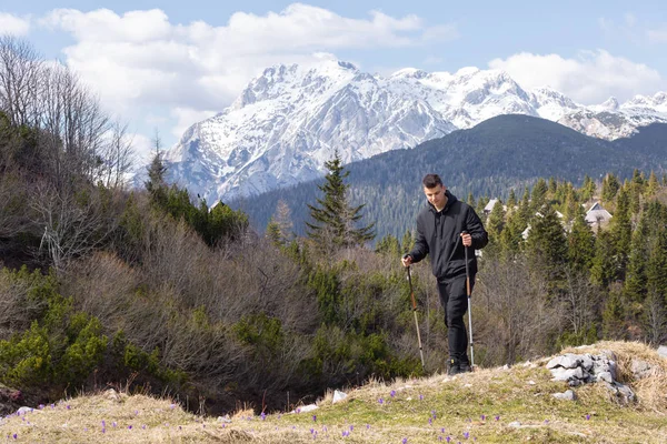 Hombre caminando en las montañas —  Fotos de Stock