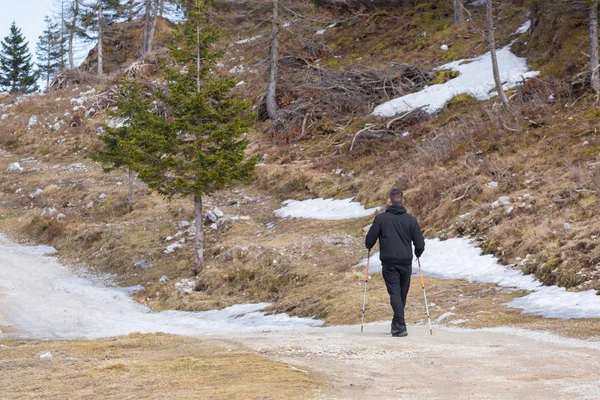 Hombre caminando en las montañas —  Fotos de Stock