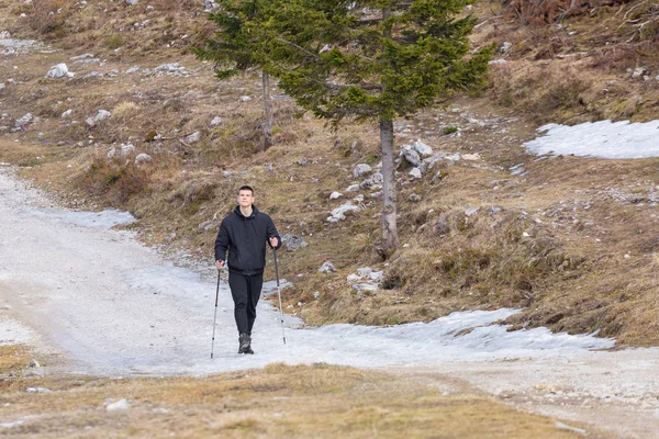 Hombre caminando en las montañas —  Fotos de Stock