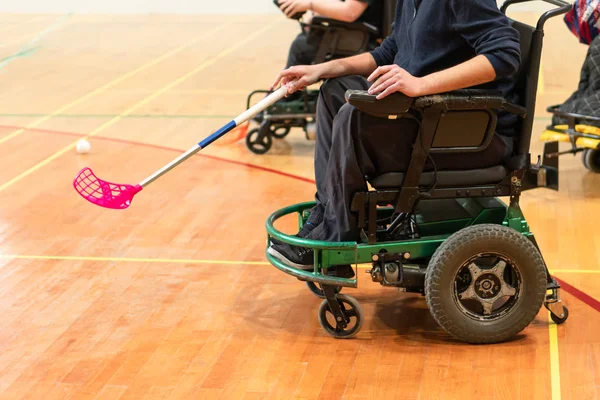 Gehandicapte personen op een elektrische rolstoel spelen sport, powerchair hockey. Iwas-internationale rolstoel en geamputeerde Sport Federatie — Stockfoto