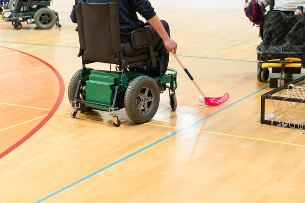 Gehandicapte personen op een elektrische rolstoel spelen sport, powerchair hockey. Iwas-internationale rolstoel en geamputeerde Sport Federatie — Stockfoto