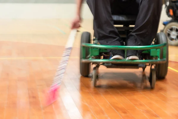 Gehandicapte man op een elektrische rolstoel spelen sport, Power Chair hockey. Iwas-internationale rolstoel en geamputeerde Sport Federatie — Stockfoto