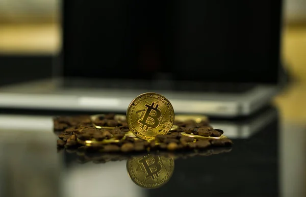 Foto der Kryptowährung Bitcoin als Zahlungswährung umgeben von Kaffeebohnen — Stockbild Kryptowährung Bitcoin als Zahlungswährung umgeben von Kaffeebohnen — Stockfoto