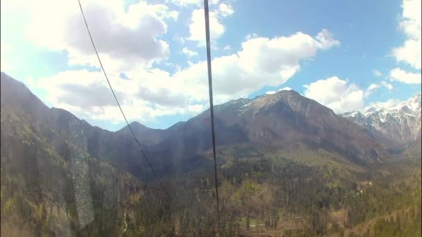 POV snel vooruitspoelen video van het rijden met kabelbaan naar de berg heuvel, op een zonnige dag — Stockvideo