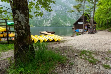 Triglav Ulusal Parkı'ndaki Bohinj Gölü ve Ukanc köyü, Slovenya