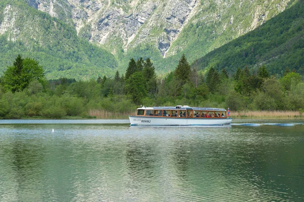 スロベニア、トリグラフ国立公園のボヒニ湖とウカンク村 — ストック写真