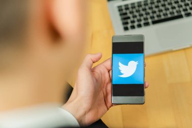 Ljubljana, Slovenya 29.4.2019: açık Twitter logosu ile işadamı Holding Smartphone