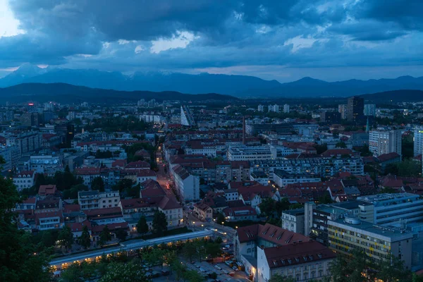 Lublaň, hlavní město Slovinska, viděni z Lublanského hradu. V modré hodině — Stock fotografie