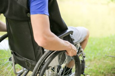 Doğada tekerlekli sandalyede engelli adam