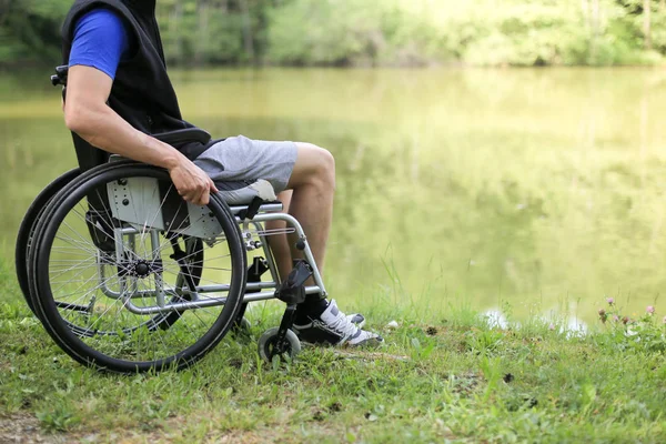 Hombre discapacitado en silla de ruedas en la naturaleza —  Fotos de Stock