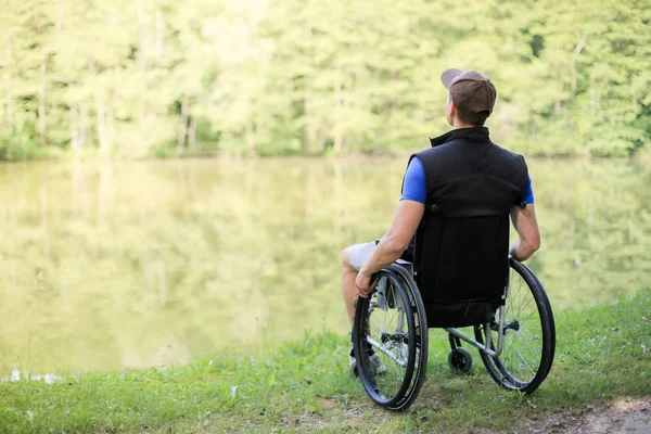 Behinderter Mann im Rollstuhl in der Natur — Stockfoto