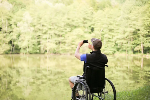Behinderter Mann im Rollstuhl in der Natur — Stockfoto