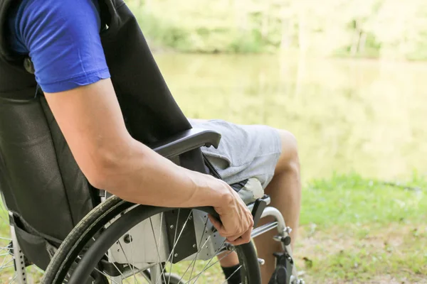 Hombre discapacitado en silla de ruedas en la naturaleza —  Fotos de Stock
