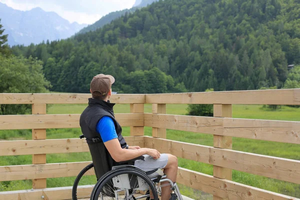 Joven discapacitado en silla de ruedas — Foto de Stock