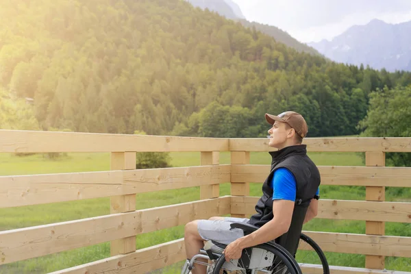 Joven discapacitado en silla de ruedas — Foto de Stock