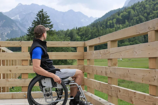 車椅子の障害のある若者 — ストック写真