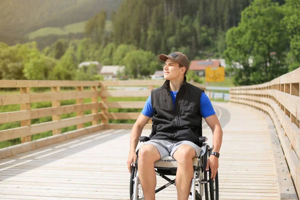 車椅子の障害のある若者 — ストック写真