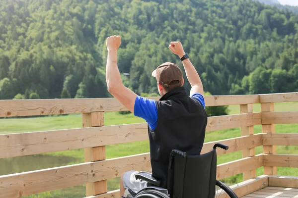 Behinderter junger Mann im Rollstuhl — Stockfoto