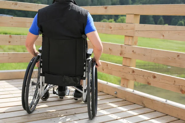 Joven discapacitado en silla de ruedas —  Fotos de Stock