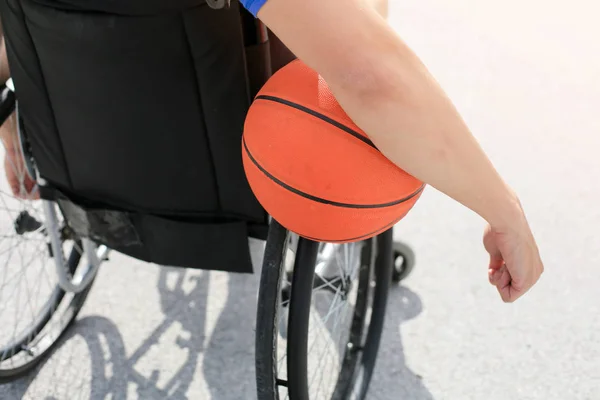 Баскетболист-инвалид на инвалидной коляске — стоковое фото