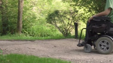 Tekerlekli sandalyedeki adamın yavaş hareketi yolda engelle yoldan çıkıyor. engelliler sorun kavramı