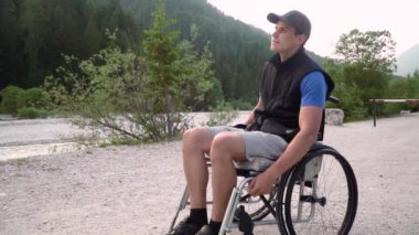 Tekerlekli sandalyedeki engelli öğrencilerin yavaş yavaş etrafını gözlemlemesi.