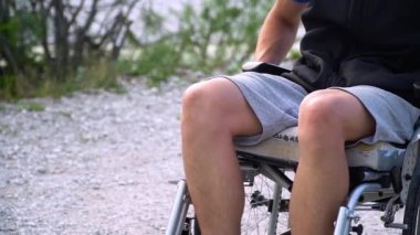 Tekerlekli sandalyedeki engelli genç öğrencinin slowmotion yakın çekim