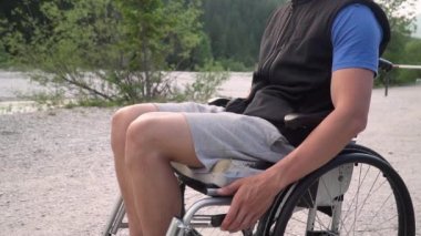 Tekerlekli sandalyedeki engelli genç öğrencinin slowmotion yakın çekim