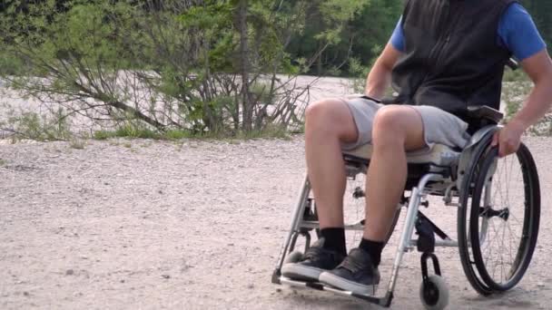 Медленное приближение инвалида молодого студента в инвалидном кресле — стоковое видео