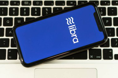 12 Temmuz 2019, Ljubljana Slovenya - Üzerinde Terazi logosu olan akıllı telefon. İşlemler için Facebooks yeni küresel kripto para birimi